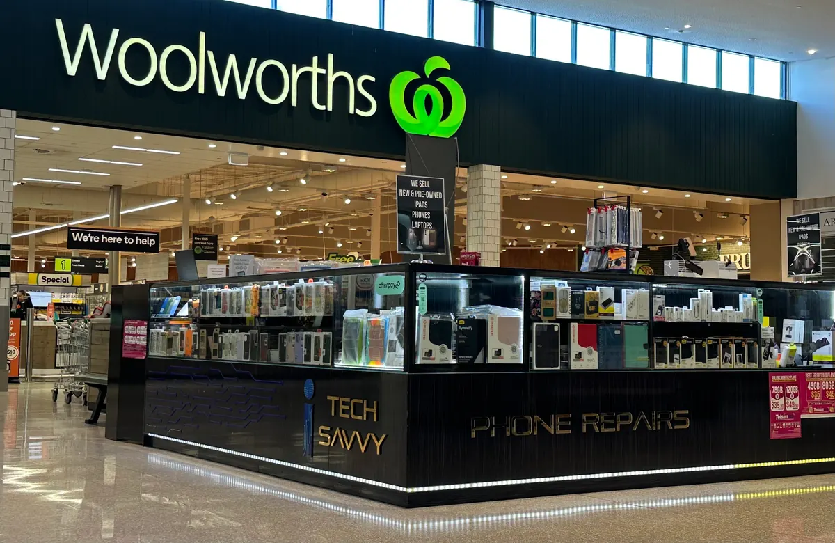The iTech Savvy phone repair kiosk at Butler Central, in front of Woolworths